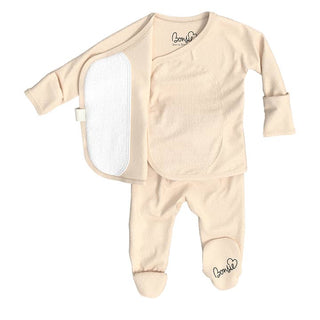Bonsie Footie - Oat
Beige baby outfit with long sleeves and legs on a white background