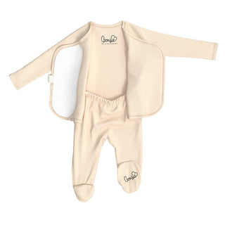 Bonsie Footie - Oat
Beige baby outfit with long sleeves and legs on a white background