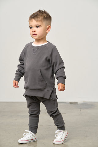 Little Bipsy Pocket Pullover - Shadow
Child wearing a gray outfit with a plain background