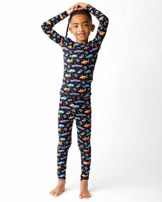 Lev Baby Pajama Set - Elias
Child wearing a black onesie with colorful car pattern on a white background