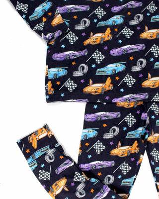 Lev Baby Pajama Set - Elias
Children's pajama set with car pattern on a white background