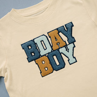 Sweet Wink Birthday Boy Patch Short Sleeve T-Shirt - Natural
Beige t-shirt with 'BDAY BOY' text in colorful letters on a blue background