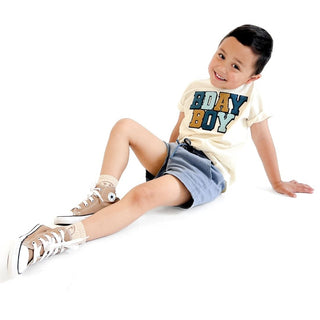 Sweet Wink Birthday Boy Patch Short Sleeve T-Shirt - Natural
Child wearing a 'BOY' t-shirt sitting on a white background