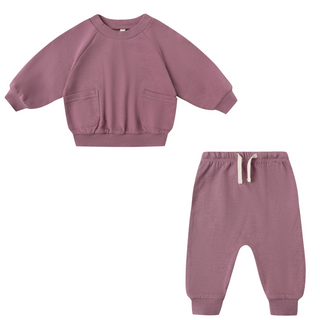 Quincy Mae Pocket Sweatshirt & Sweatpant Set - Mulberry
Purple children's sweatshirt and pants set on a white background