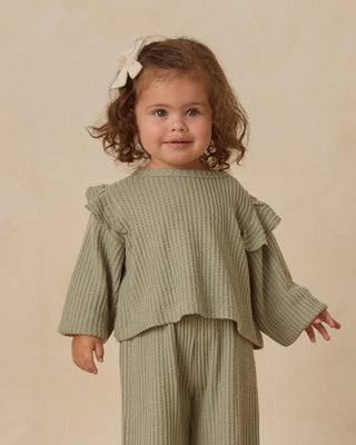 Quincy Mae Ruffle Cozy Set - Fern
Child wearing a green textured outfit with ruffled sleeves on a beige background