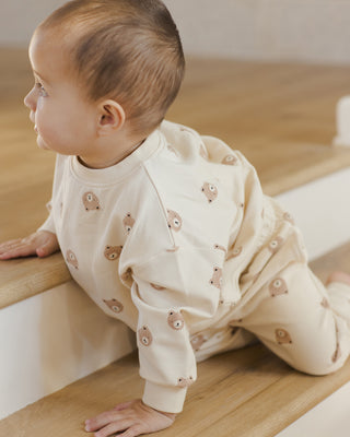 Quincy Mae Relaxed Sweatshirt & Relaxed Sweatpant Set - Brown Bear
Baby in a cream-colored outfit with bear patterns on a wooden floor.