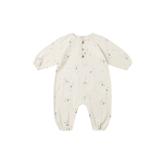 Quincy Mae Henley Bubble Jumpsuit - Moons
Baby onesie with star pattern on a white background