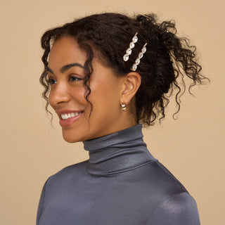 Kitsch Holiday Gemstone Bobby Pins 2pc Set
Woman wearing a gray turtleneck with a pearl hair accessory against a beige background