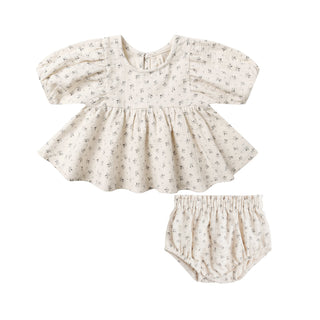 Quincy Mae Fancy Set - Bluebell
Baby outfit set with top and bloomers on a white background