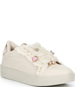 Steve Madden Kid's Emora Sneaker - Cream
A cream-colored platform sneaker featuring a decorative ruffled lace strap across the front, embellished with a pink heart charm and rhinestone accents.
