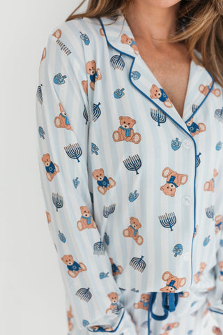 In My Jammers Hanukkah Bears Women's Set
Long-sleeve pajama top with teddy bear and Menorah pattern on a light blue background
