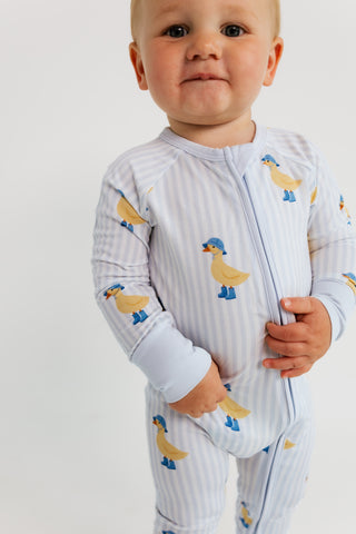 In My Jammers Zipper Romper - Striped Ducks
Baby wearing a light blue onesie with duck patterns on a plain background