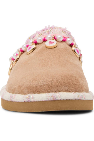 Steve Madden Kid's Leigh Slip-On - Taupe
A single slip-on mule shoe in light tan suede, decorated with a pink and white patterned fabric top, white faux pearls, gold-tone heart charms, and a fuzzy white trim on the side, set against a plain white background.