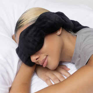 Noppod Weighted Sleep Eye Mask - Onyx
Person wearing a black sleep mask on a white background