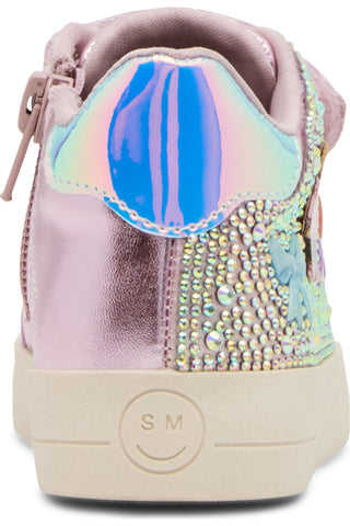 Steve Madden Toddler Delight High Top Sneaker - Pink
A close-up of a metallic light pink sneaker featuring an iridescent holographic heel tab, a side panel covered in iridescent rhinestones, and a cream-colored sole with a smiley face logo.