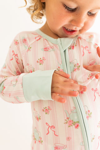 In My Jammers Zipper Romper - Tea Party
Child wearing a floral pajama set with a light blue zipper.
