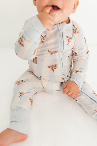 In My Jammers Zipper Romper - Little Sailboat
Baby wearing a light gray onesie with fox pattern on a white background