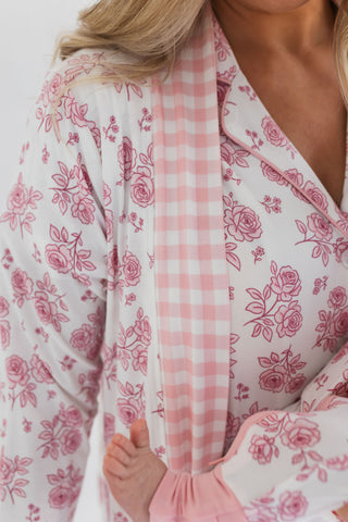 In My Jammers Blush Rose Garden Women's Robe
Woman wearing a pink floral and checkered robe.