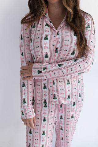 In My Jammers Pinkmas Women’s Set
Person wearing a pink pajama set with Christmas tree pattern on a white background