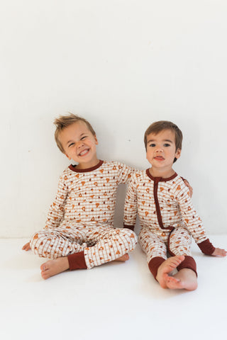 In My Jammers Two Piece Set - Spiced Pie
In My Jammers Two Piece Set - Spiced Pie
Two children wearing matching pajamas with a pattern on a white background