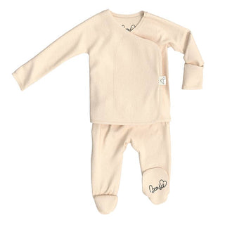 Bonsie Footie - Oat
Beige baby outfit with long-sleeve top and footed pants on a white background