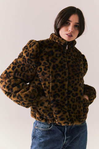 Chaser Leopard Puff Sleeve Women's Jacket
Person wearing a leopard print jacket against a plain background
