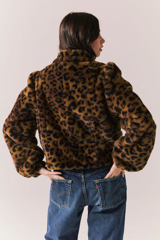 Chaser Leopard Puff Sleeve Women's Jacket
Person wearing a leopard print jacket and blue jeans against a plain background