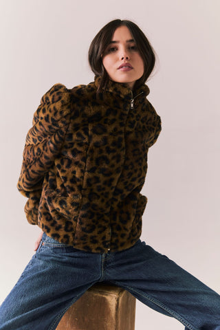 Chaser Leopard Puff Sleeve Women's Jacket
Person wearing a leopard print jacket and blue jeans against a plain background