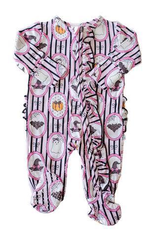Caden Lane Ruffle Zipper Footie - Glow in the Dark Galloween
A baby footed one-piece romper with a Halloween print, featuring black and white vertical stripes, pink oval borders, and illustrations of ghosts, bats, witches, and pumpkins.