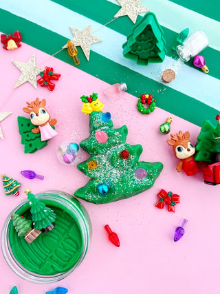 EGKD Earth Grown KidDoughs Trim A Tree KidDough Play Kit 
Green play dough with Christmas tree decorations on a colorful striped background