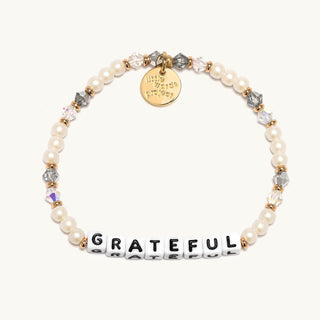 Little Words Project Bracelet - Grateful (Pearl)
Bracelet with 'GRATEFUL' charm on a white background