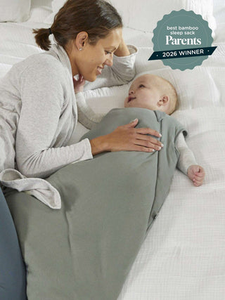 Gunamuna Sleep Sack 2.5 TOG - Sage
A baby in a light gray sleep sack is wrapped in a sage green sleep sack while lying on a white bed, with a mother looking at the baby. A badge in the top right reads 'best bamboo sleep sack Parents 2026 WINNER'.