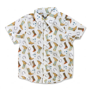 Hollis Baker Beau Shirt – Boots: Blue & Green
A short-sleeve button-up shirt with a western-themed print featuring cowboy boots, horseshoes, and stars on a white background.