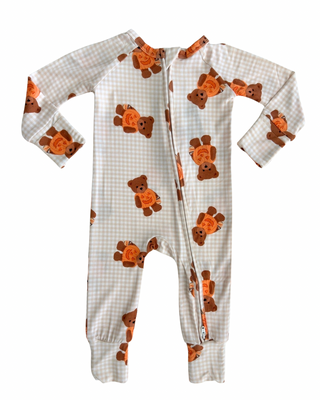 In My Jammers Zipper Romper - Gingham Little Boo Bear
A long-sleeve baby footed sleeper with a white and gray gingham check pattern and an all-over print of brown teddy bears wearing orange sweaters, featuring a front zipper.