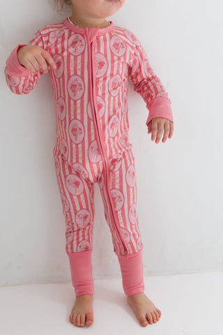 In My Jammers Zipper Romper - Pink Blaire
Child wearing a pink patterned onesie on a white background