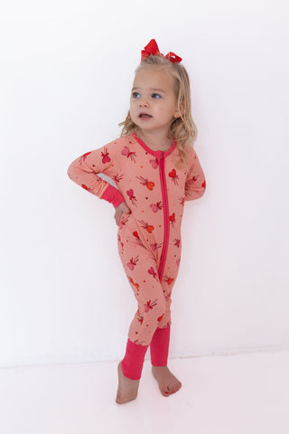 In My Jammers Zipper Romper - Pink Sugar Rush
Child wearing a pink onesie with a red bow on a white background