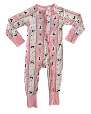 In My Jammers Zipper Romper - Pretty Little Pumpkin
A pink and white long-sleeve baby footed sleeper with a zipper, featuring a pattern of black witch hats, crowns, and bows on a white polka dot background.