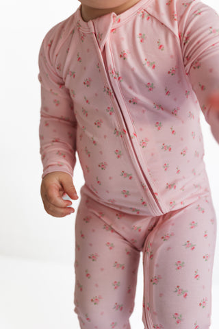 In My Jammers Zipper Romper - Rosie Floral
Baby wearing a pink floral outfit on a white background