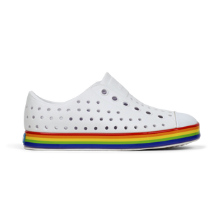 Native Jefferson Wrapped Shoes - Shell White / Rainbow
A white low-top sneaker with perforated holes on the side, featuring a colorful rainbow stripe detail along the midsole.