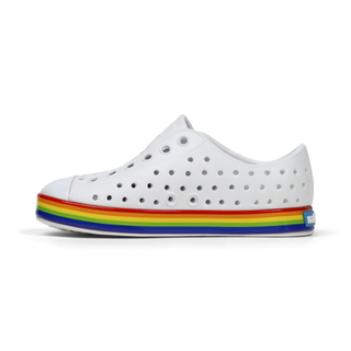 Native Jefferson Wrapped Shoes - Shell White / Rainbow
A white low-top sneaker with perforated holes on the upper and a colorful rainbow stripe along the side, shown in profile against a plain white background.