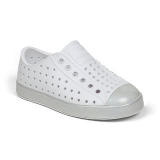 Native Jefferson Wrapped Shoes - Shell White / Hologram
A white slip-on water shoe with perforated holes, a translucent white toe cap, and a light gray sole, shown on a white background.