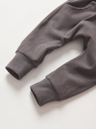 Little Bipsy Ribbed Jogger - Graphite
Gray sweatpants on a light gray background