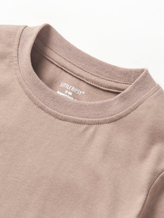 Little Bipsy Elevated Tee - Mushroom
Close-up of a beige t-shirt with 'LITTLEBIGS' branding on the collar.