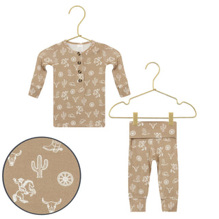 Lou Lou and Company Top and Bottoms - Wyatt
Baby outfit with long-sleeve top and pants on hangers against a white background