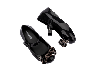 Mini Melissa Mini Sweet Love Glam - Black
Black patent leather shoes with decorative bows on a white background