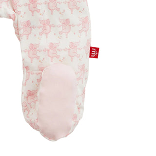 Magnetic Me Modal Magnetic Footie - Trunkettes Pink
A close-up of a baby bootie featuring a white fabric upper with a light pink pattern of teddy bears and small hearts, a solid light pink padded foot, and a small red brand tag.