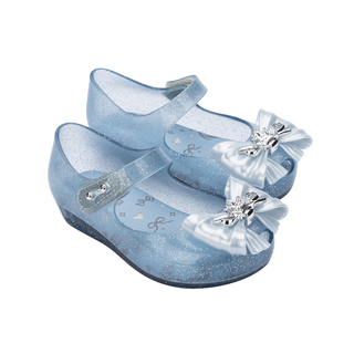 Mini Melissa Ultragirl Princess - Glitter Blue
A pair of toddler girls' jelly shoes in light blue with silver glitter, featuring a strap closure with silver rivets and a white satin bow with a silver crystal embellishment on the toe.