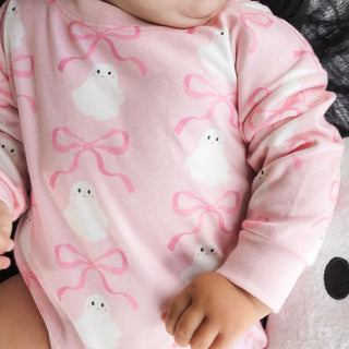 Sweet Wink Coquette Ghost Halloween Long Sleeve Romper - Pink
Baby wearing a pink outfit with ghost and bow patterns