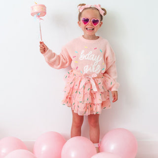 Sweet Wink Birthday Girl Wand
Young girl in a pink outfit with 'birthday girl' text, surrounded by pink balloons.