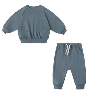 Quincy Mae Pocket Sweatshirt & Sweatpant Set - Ocean
Children's blue sweatshirt and pants set on a white background